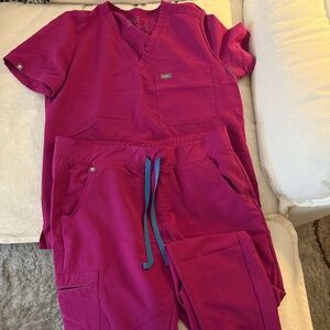 Magenta figs scrubs
